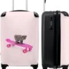 NoBoringSuitcases.com® Kinderkoffer - Handbagage Kinderen - Kitten - Skateboard - Roze - Meisjes - Kinderen - Trollet Op Wieltjes - Past Binnen 55x40x20 Cm En 55x35x25 Cm - Koffer Meisje -Koffer Winkel 1000x1200 10