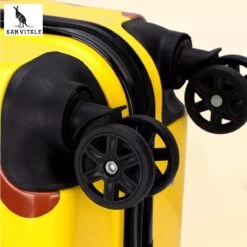 San Vitale® - Lichtgewicht Reis Koffer - Trolley - Handbagage - Leeuw - Geel -Koffer Winkel 1198x1200 2