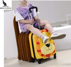 San Vitale® - Lichtgewicht Reis Koffer - Trolley - Handbagage - Leeuw - Geel -Koffer Winkel 1200x1132 3