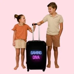 NoBoringSuitcases.com® Koffer Groot - Gaming - Quotes - Neon - Gaming Diva - Vrouwen - Trolley Koffer Met TSA-slot - Met Wielen - 90 Liter - Reiskoffer - 66 Cm 16 NoBoringSuitcases.com® Koffer Groot - Gaming - Quotes - Neon - Gaming Diva - Vrouwen - Trolley Koffer Met TSA-slot - Met Wielen - 90 Liter - Reiskoffer - 66 Cm -Koffer Winkel 1200x1200 1466
