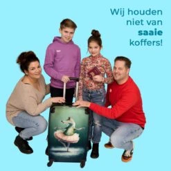 NoBoringSuitcases.com® Koffer Groot - Krokodil - Kroon - Goud - Ballet - Portret - Trolley Koffer Met TSA-slot - Met Wielen - 90 Liter - Reiskoffer - 66 Cm -Koffer Winkel 1200x1200 2172