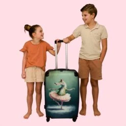 NoBoringSuitcases.com® Koffer Groot - Krokodil - Kroon - Goud - Ballet - Portret - Trolley Koffer Met TSA-slot - Met Wielen - 90 Liter - Reiskoffer - 66 Cm -Koffer Winkel 1200x1200 2174