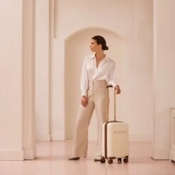 SUITSUIT - Fab Seventies - Antique White - Handbagage (55 Cm) -Koffer Winkel 1200x1200 467