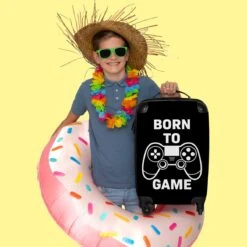 NoBoringSuitcases.com® Koffer - Quote - Gaming - Controller - Boys - Past Binnen 55x40x20 Cm En 55x35x25 Cm - Handbagage - Trolley - Fotokoffer - Cabin Size - Print -Koffer Winkel 1200x1200 6