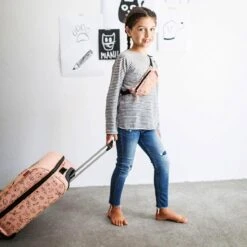 Reisenthel Trolley XS Kids Reiskoffer Kind - Maat XS - 12L - Cats&Dogs Rose Roze 14 Reisenthel Trolley XS Kids Reiskoffer Kind - Maat XS - 12L - Cats&Dogs Rose Roze -Koffer Winkel 1200x1200 604