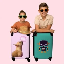 NoBoringSuitcases.com® Kinderkoffer - Hond - Dieren - Kauwgom - Roze - Kinderen - Trolley Kinderen - Past Binnen 55x40x20 Cm En 55x35x25 Cm - Reiskoffer Met Wielen - Koffertje 20 NoBoringSuitcases.com® Kinderkoffer - Hond - Dieren - Kauwgom - Roze - Kinderen - Trolley Kinderen - Past Binnen 55x40x20 Cm En 55x35x25 Cm - Reiskoffer Met Wielen - Koffertje -Koffer Winkel 1200x1200 651