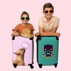 NoBoringSuitcases.com® Kinderkoffer - Hond - Dieren - Kauwgom - Roze - Kinderen - Trolley Kinderen - Past Binnen 55x40x20 Cm En 55x35x25 Cm - Reiskoffer Met Wielen - Koffertje 22 NoBoringSuitcases.com® Kinderkoffer - Hond - Dieren - Kauwgom - Roze - Kinderen - Trolley Kinderen - Past Binnen 55x40x20 Cm En 55x35x25 Cm - Reiskoffer Met Wielen - Koffertje -Koffer Winkel 1200x1200 653