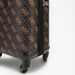 Guess Handbagage Koffer / Trolley / Reiskoffer - 50 Cm - 25 Liter - Wilder - Bruin 29 Guess Handbagage Koffer / Trolley / Reiskoffer - 50 Cm - 25 Liter - Wilder - Bruin -Koffer Winkel 1200x1200 826