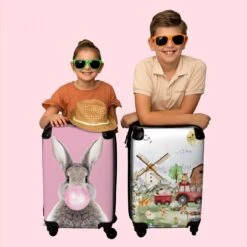 NoBoringSuitcases.com® Koffer - Boerderij - Dieren - Trekker - Jongens - Past Binnen 55x40x20 Cm En 55x35x25 Cm - Handbagage - Trolley - Fotokoffer - Cabin Size - Print -Koffer Winkel 1200x1200 838