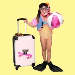 NoBoringSuitcases.com® Kinderkoffer - Handbagage Kinderen - Kitten - Skateboard - Roze - Meisjes - Kinderen - Trollet Op Wieltjes - Past Binnen 55x40x20 Cm En 55x35x25 Cm - Koffer Meisje -Koffer Winkel 1200x1200 866