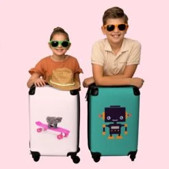 NoBoringSuitcases.com® Kinderkoffer - Handbagage Kinderen - Kitten - Skateboard - Roze - Meisjes - Kinderen - Trollet Op Wieltjes - Past Binnen 55x40x20 Cm En 55x35x25 Cm - Koffer Meisje -Koffer Winkel 1200x1200 867