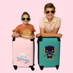 NoBoringSuitcases.com® Kinderkoffer - Trolley Kinderen - Varken - Roze - Skateboard - Kinderen - Meisje - Koffer Dieren - Past Binnen 55x40x20 Cm En 55x35x25 Cm - Reiskoffer Met Wielen -Koffer Winkel 1200x1200 89