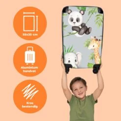 NoBoringSuitcases.com® Koffer - Jungle - Panda - Olifant - Giraffe - Kinderen - Past Binnen 55x40x20 Cm En 55x35x25 Cm - Handbagage - Trolley - Fotokoffer - Cabin Size - Print 14 NoBoringSuitcases.com® Koffer - Jungle - Panda - Olifant - Giraffe - Kinderen - Past Binnen 55x40x20 Cm En 55x35x25 Cm - Handbagage - Trolley - Fotokoffer - Cabin Size - Print -Koffer Winkel 1200x1200 891