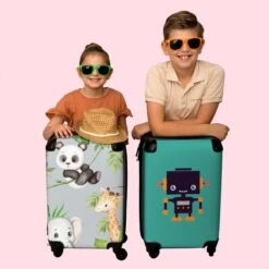 NoBoringSuitcases.com® Koffer - Jungle - Panda - Olifant - Giraffe - Kinderen - Past Binnen 55x40x20 Cm En 55x35x25 Cm - Handbagage - Trolley - Fotokoffer - Cabin Size - Print 18 NoBoringSuitcases.com® Koffer - Jungle - Panda - Olifant - Giraffe - Kinderen - Past Binnen 55x40x20 Cm En 55x35x25 Cm - Handbagage - Trolley - Fotokoffer - Cabin Size - Print -Koffer Winkel 1200x1200 895