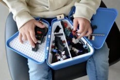 Trunki: TEEBEE Terrance Blauw - Kids Travel Toy Box, Bevat Een Leuk Activiteitenboekje, Kleurpotloden En Stickers, In Doos 15,5x18x18cm, 3+ -Koffer Winkel 1200x800 33