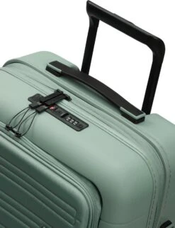 American Tourister Reiskoffer Met Laptopvak - Novastream Spinner 55/20 Tsa (Handbagage) Nomad Green 20 American Tourister Reiskoffer Met Laptopvak - Novastream Spinner 55/20 Tsa (Handbagage) Nomad Green -Koffer Winkel 920x1200 1