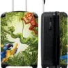 NoBoringSuitcases.com® Koffer - Jungle - Dieren - Groen - Kinderen - Past Binnen 55x40x20 Cm En 55x35x25 Cm - Handbagage - Trolley - Fotokoffer - Cabin Size - Print 1 NoBoringSuitcases.com® Koffer - Jungle - Dieren - Groen - Kinderen - Past Binnen 55x40x20 Cm En 55x35x25 Cm - Handbagage - Trolley - Fotokoffer - Cabin Size - Print -Koffer Winkel 978x1200 1